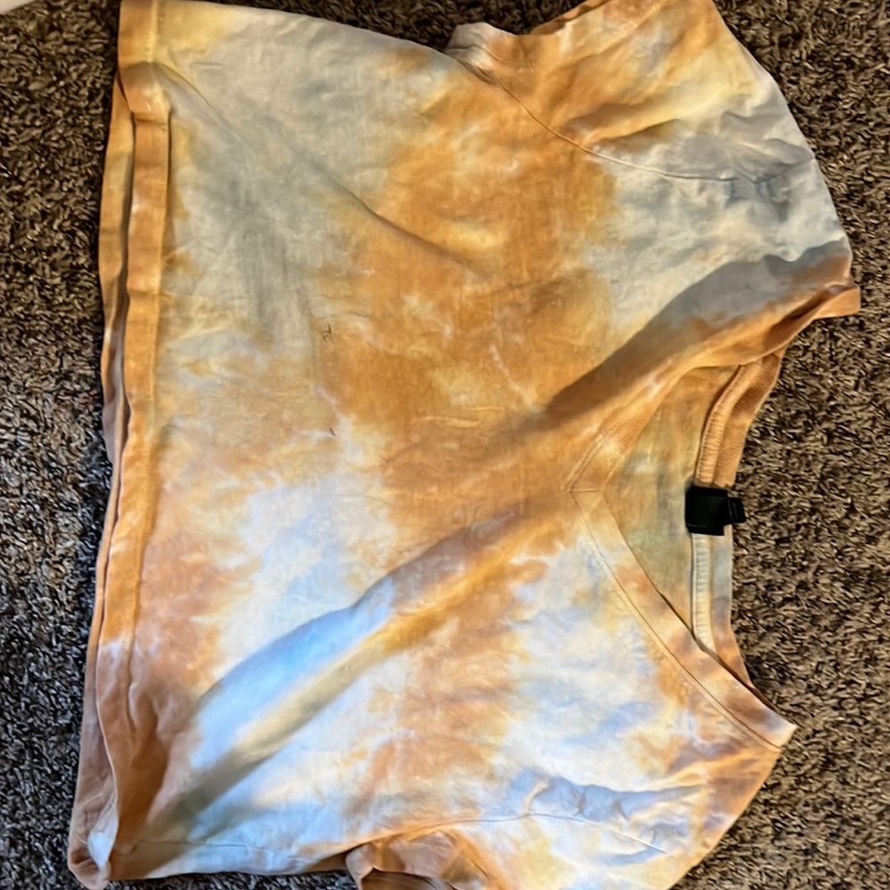 This shirt is cropped but has no stains.